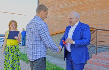 Виктор Зимин вручает ключи от квартир детям-сиротам в селе Шира.